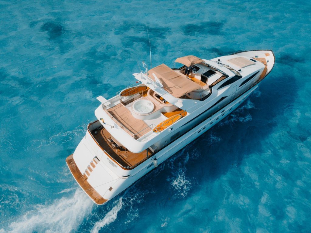 Azimut-100-footer-rental-in-cancun-1024×768